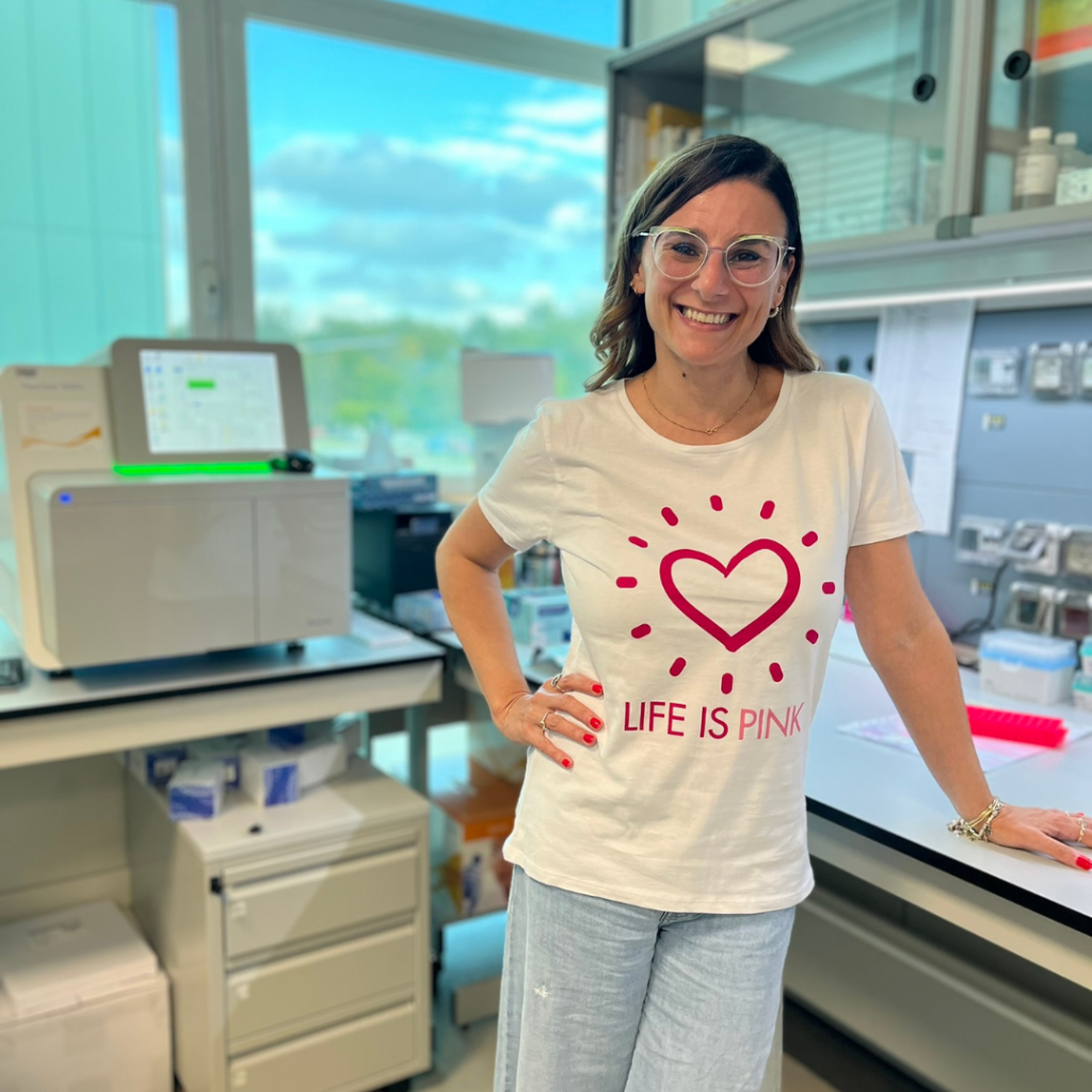 Professoressa Caterina Marchiò con maglietta recante il logo Life is Pink