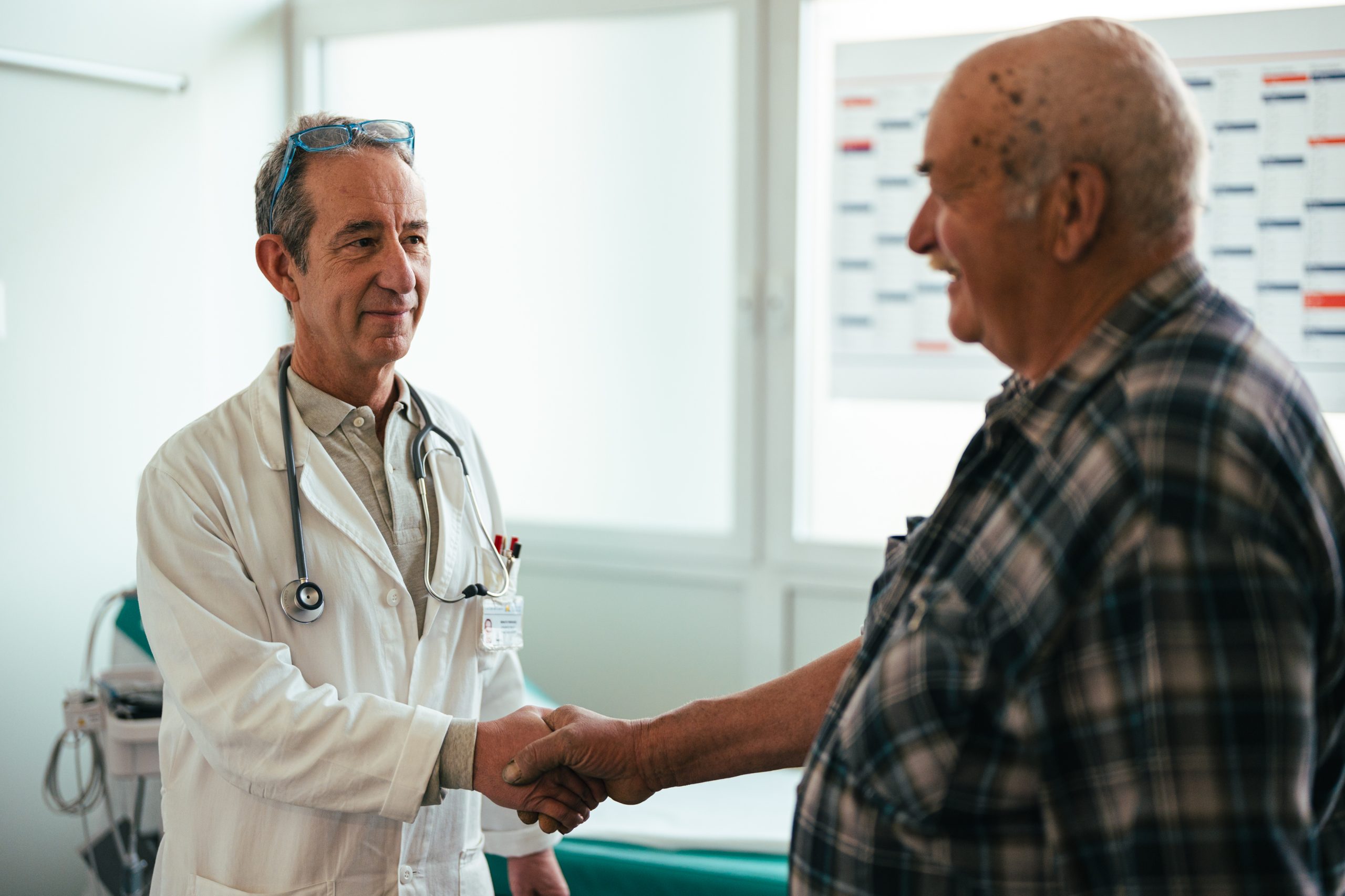 Paziente e medico si stringono la mano