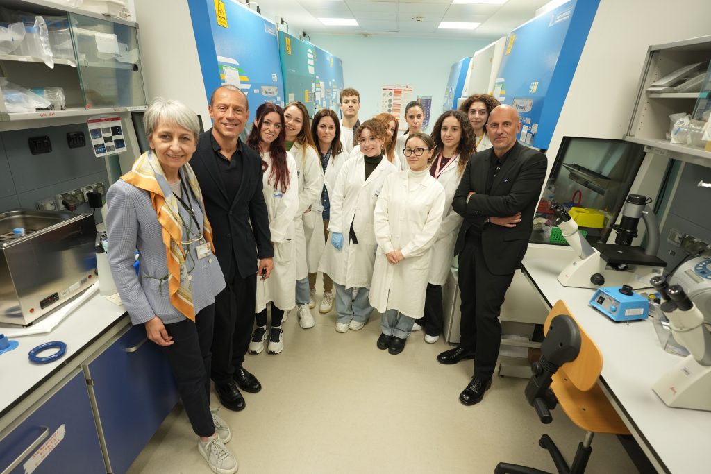 Santa Maradona per Candiolo - Foto nel laboratorio