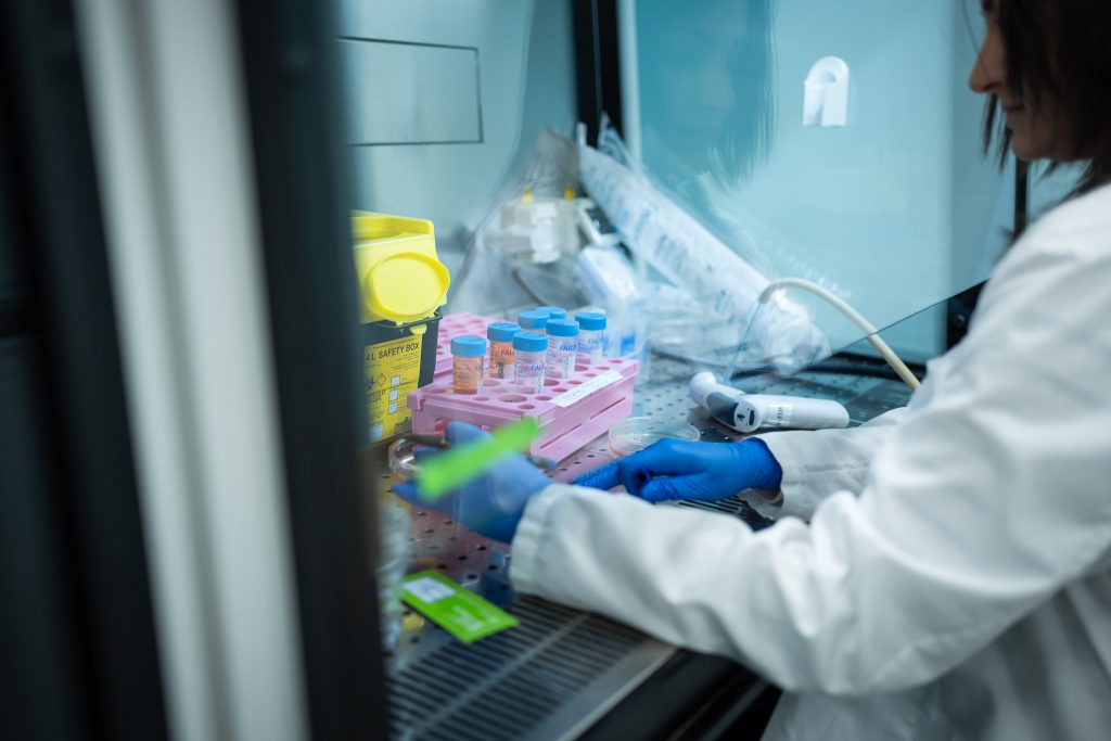 30 anni di risultati nella ricerca anche grazie al 5X1000 - una ricercatrice a Candiolo